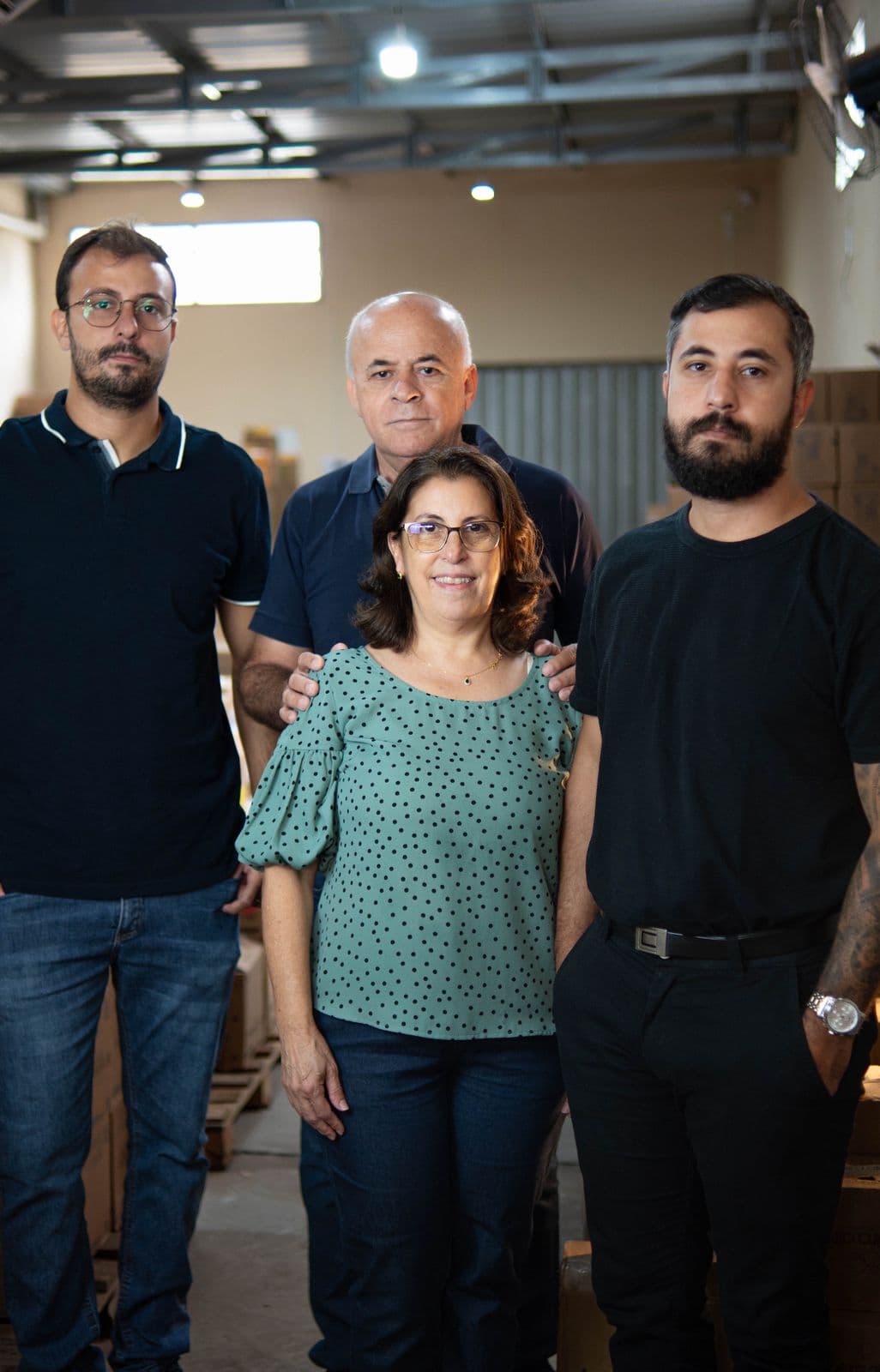 Família fundadora da Grupo Elo Distribuidora no centro de distribuição em São José do Rio Preto